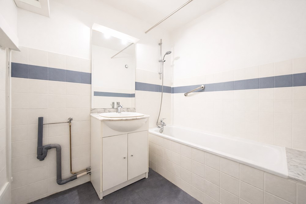 APPARTEMENT T3 - 2 CHAMBRES - RENOVE A NEUF - ASCENSEUR - BALCON - PLACE DE PARKING PRIVEE - CAVE - LOCAL A VELO - COMMERCES ET TRAM A PIED photo 5