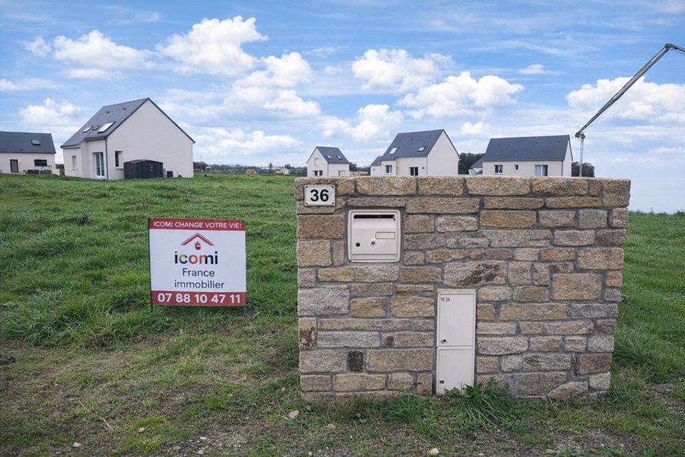 TERRAIN CONSTRUCTIBLE - VIABILISE - 394 M2 - AU BOURG DE CAST- BELLE OPPORTUNITE