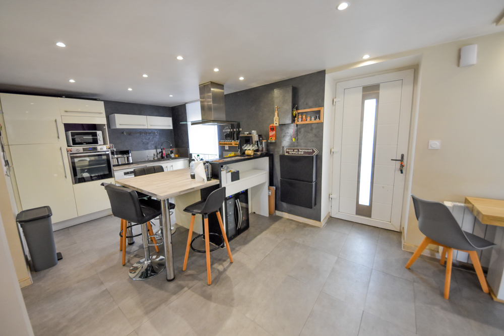 MAISON DE VILLE T6 108M² - 4 CHAMBRES - GARAGE ET PARKING - BEAU POTENTIEL - SUR TERRAIN CLOS DE 485M²