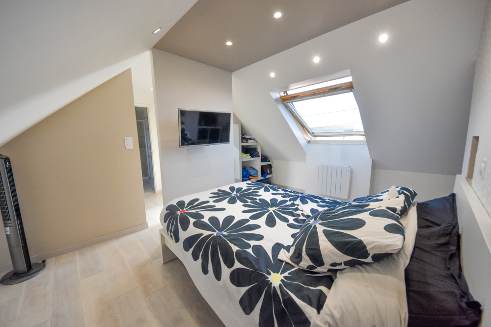 MAISON DE VILLE T6 108M² - 4 CHAMBRES - GARAGE ET PARKING - BEAU POTENTIEL - SUR TERRAIN CLOS DE 485M² photo 4
