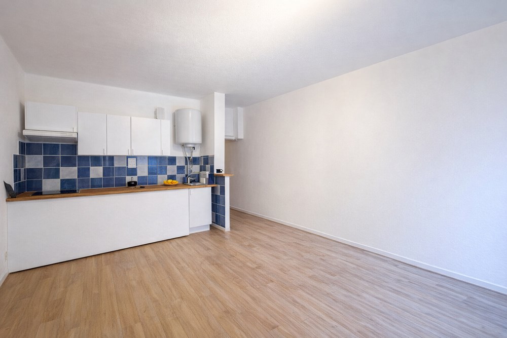 APPARTEMENT T2 - BELLE PIECE DE VIE AVEC CUISINE US - 2ND ETAGE - DOUBLE EXPOSITION - LOYER 420€ HORS CHARGES - RENTABILITE 4.4% photo 2