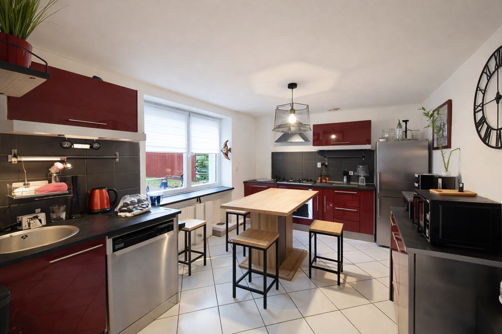 MAISON DE 80 M2 - 3 CHAMBRES -2 SALLES D'EAU - TOITURE ISOLÉE ET REFAITE EN 2020 - FENÊTRES PVC - CHAUFFAGE ÉLECTRIQUE - POELE A BOIS photo 3