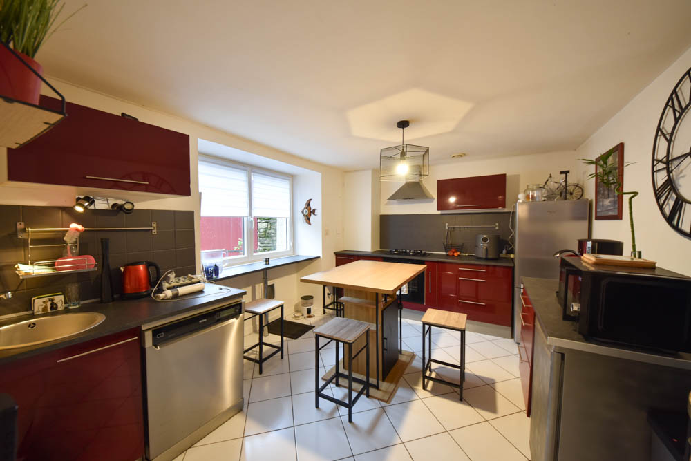MAISON DE 80 M2 - 3 CHAMBRES -2 SALLES D'EAU - TOITURE ISOLÉE ET REFAITE EN 2020 - FENÊTRES PVC - CHAUFFAGE ÉLECTRIQUE - POELE A BOIS photo 2