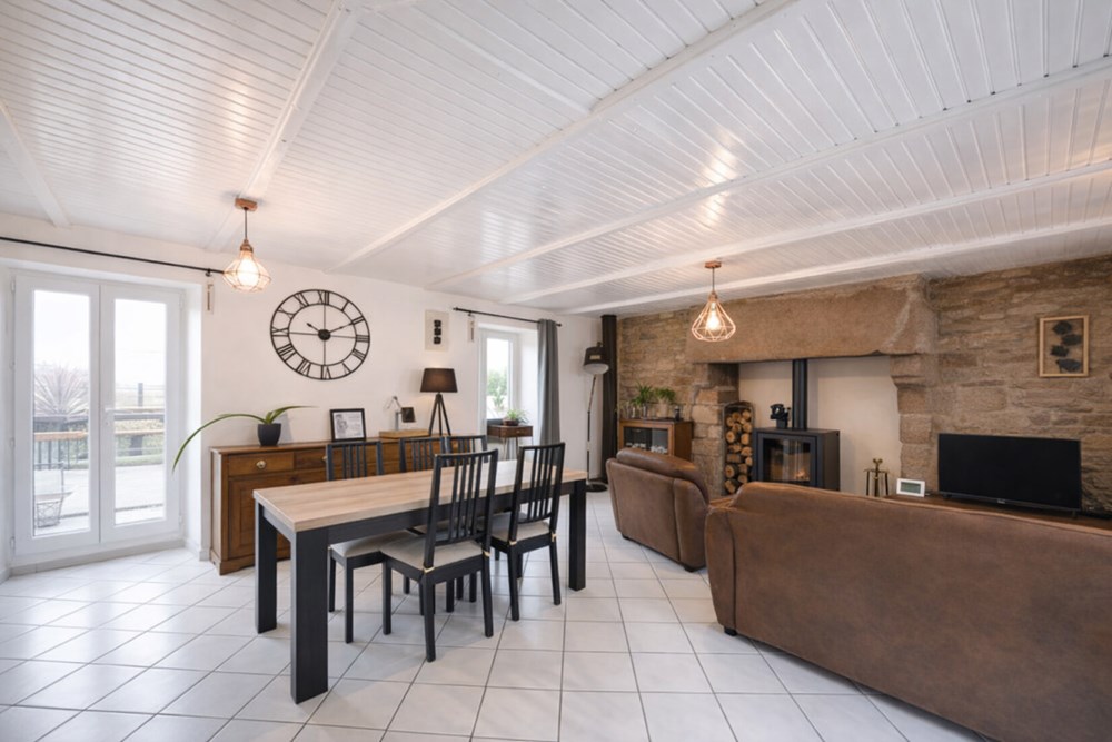 MAISON DE 80 M2 - 3 CHAMBRES -2 SALLES D'EAU - TOITURE ISOLÉE ET REFAITE EN 2020 - FENÊTRES PVC - CHAUFFAGE ÉLECTRIQUE - POELE A BOIS