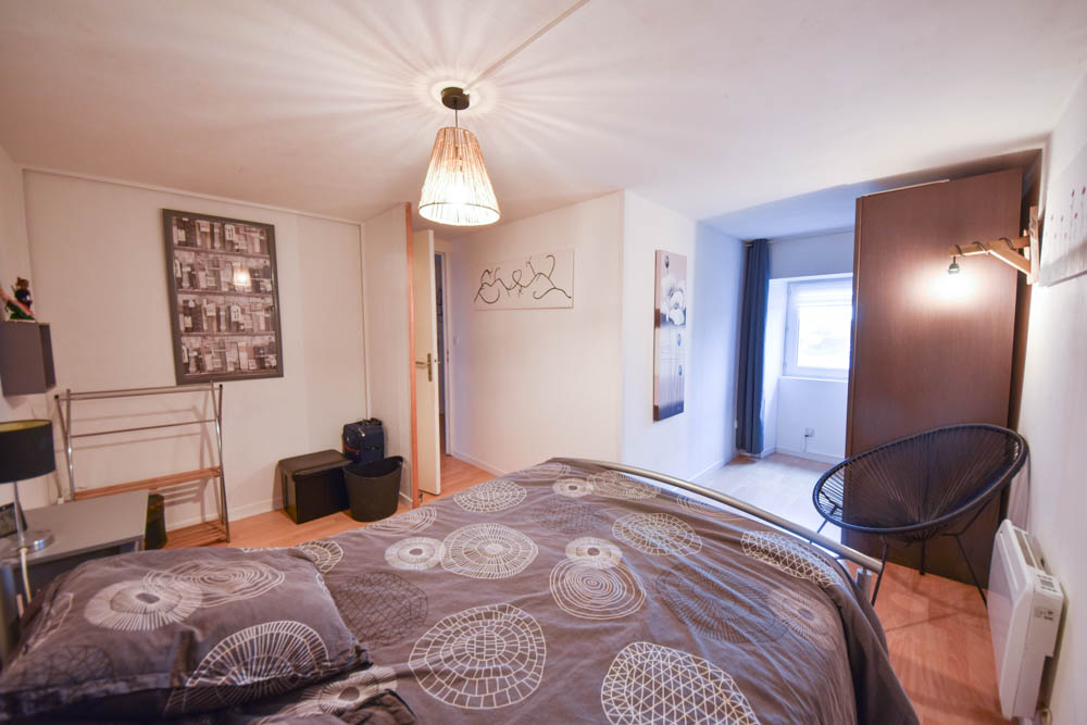 MAISON DE 80 M2 - 3 CHAMBRES -2 SALLES D'EAU - TOITURE ISOLÉE ET REFAITE EN 2020 - FENÊTRES PVC - CHAUFFAGE ÉLECTRIQUE - POELE A BOIS photo 5
