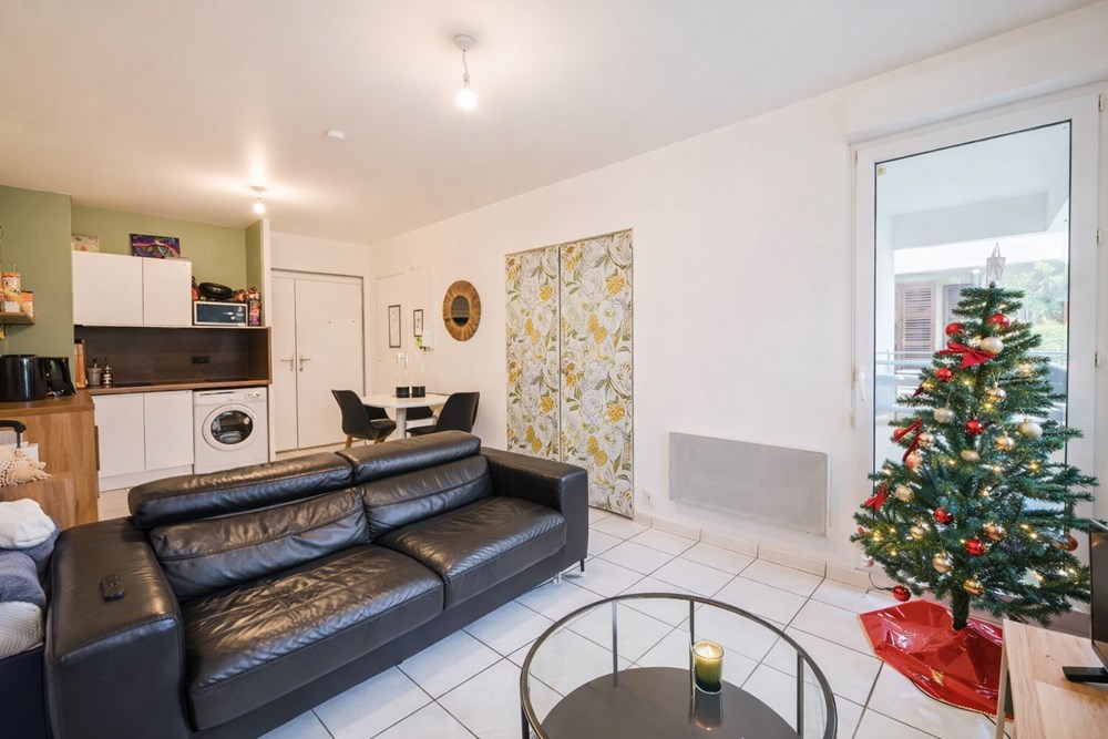 À VENDRE - APPARTEMENT DE 36 M2 - ANNÉE 2000 - SANS TRAVAUX - DALLE BÉTON - ASCENSEUR - BALCON DE 4 M2 - BOX SÉCURISÉ - PARTIES COMMUNES RÉNOVÉES