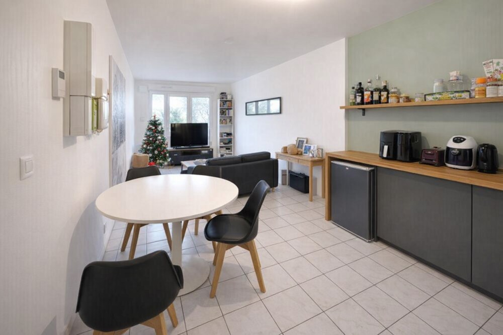 À VENDRE - APPARTEMENT DE 36 M2 - ANNÉE 2000 - SANS TRAVAUX - DALLE BÉTON - ASCENSEUR - BALCON DE 4 M2 - BOX SÉCURISÉ - PARTIES COMMUNES RÉNOVÉES photo 2