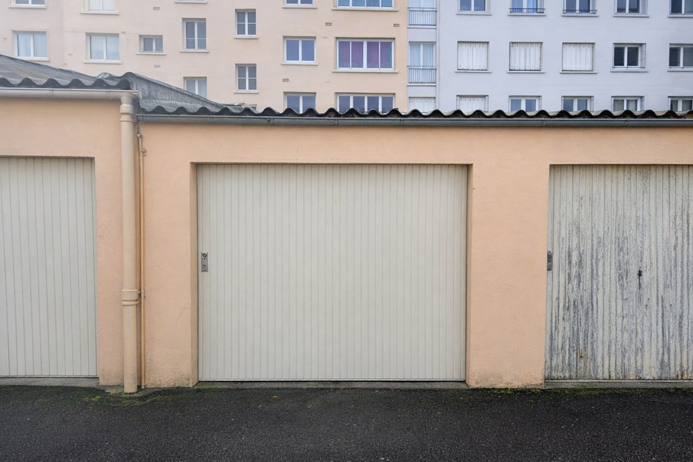GARAGE - 15M² - PORTE RECENTE - 28 AVENUE DES GLENANS - RARE SUR LE MARCHE photo 2