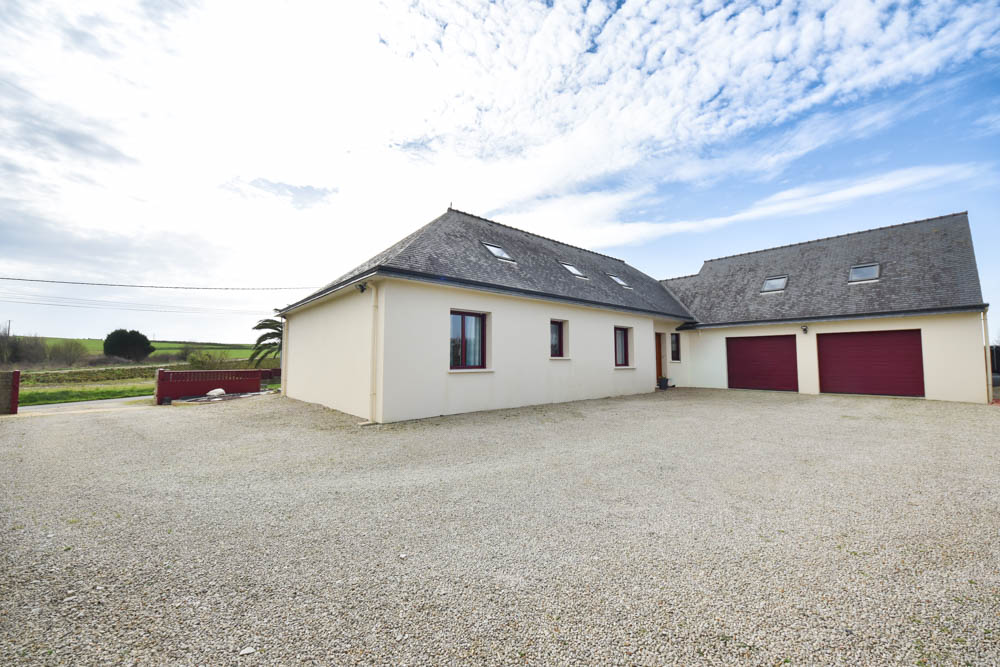 MAISON PLEIN PIED DE 142 M2 - ANNEE 2008 - JARDIN CLOS DE 1296 M2 - 4 CHAMBRES - GARAGE DOUBLE - CHAUFFAGE PAR GEOTHERMIE - DPE B photo 2