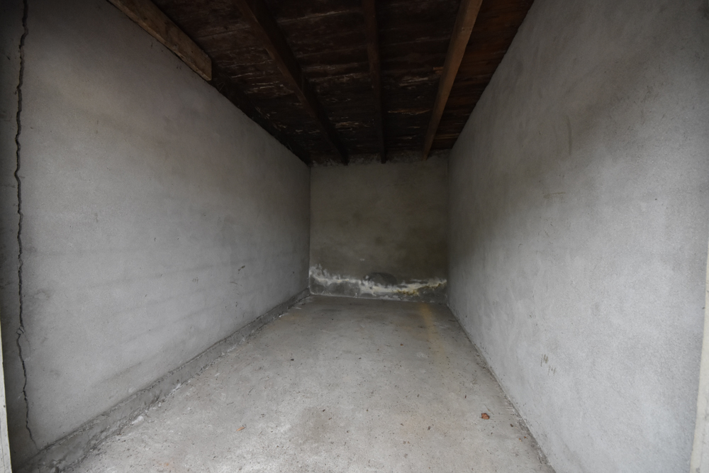 GARAGE 12M² - PORTE BATTANTE EN BOIS - IDEAL STOCKAGE OU STATIONNEMENT 1 VOITURE