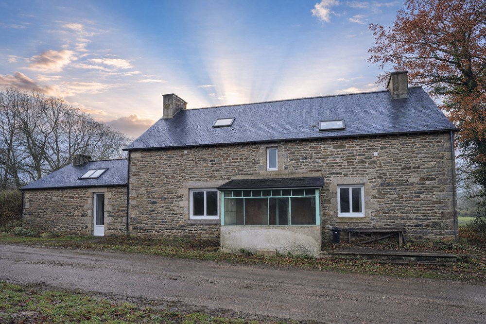 MAISON DE 120 M² SUR 3000M² DE TERRRAIN - 3 CHAMBRES - CARPORT 38M² - CALME - CHARME - RENOVATION A FINIR