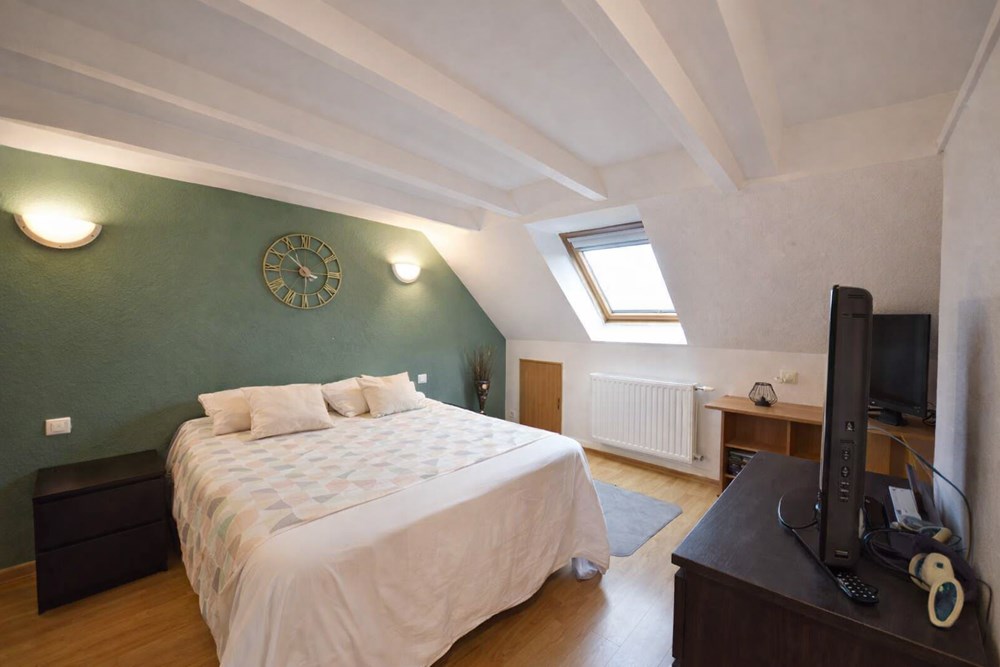 MAISON DE 120M2 - 6 CHAMBRES - SANS TRAVAUX - JARDIN CLOS - POMPE A CHALEUR AIRE /EAU - FENETRES PVC - DPE C photo 4