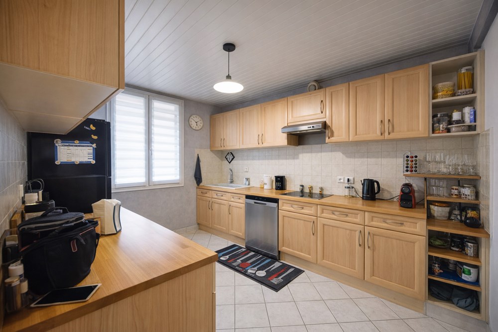 MAISON DE 120M2 - 6 CHAMBRES - SANS TRAVAUX - JARDIN CLOS - POMPE A CHALEUR AIRE /EAU - FENETRES PVC - DPE C photo 3
