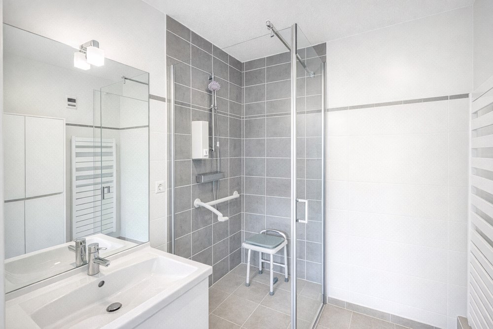 APPARTEMENT - T3 - 2 CHAMBRES - BALCON - DPE D - LUMINEUX - PLACE DE PARKING - ETAGE INTERMEDIAIRE - ASCENSEUR - DALLE BETON. photo 4