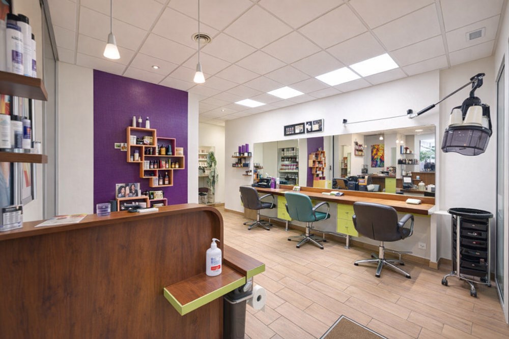 SALON DE COIFFURE MIXTE DE 37 M2 - 6 POSTES DE COIFFAGE - 2 BACS DE LAVAGE - 1 WC - BUANDERIE - DPE D - CHAUFFAGE ELECTRIQUE photo 2