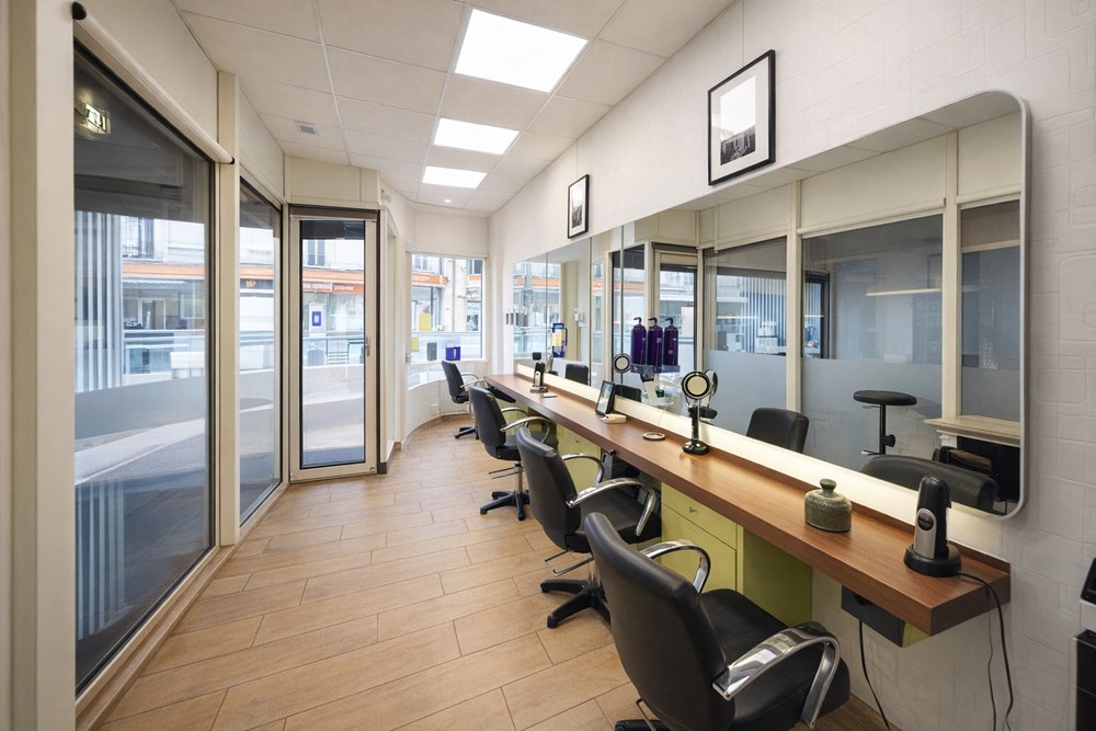 SALON DE COIFFURE MIXTE DE 37 M2 - 6 POSTES DE COIFFAGE - 2 BACS DE LAVAGE - 1 WC - BUANDERIE - DPE D - CHAUFFAGE ELECTRIQUE photo 3