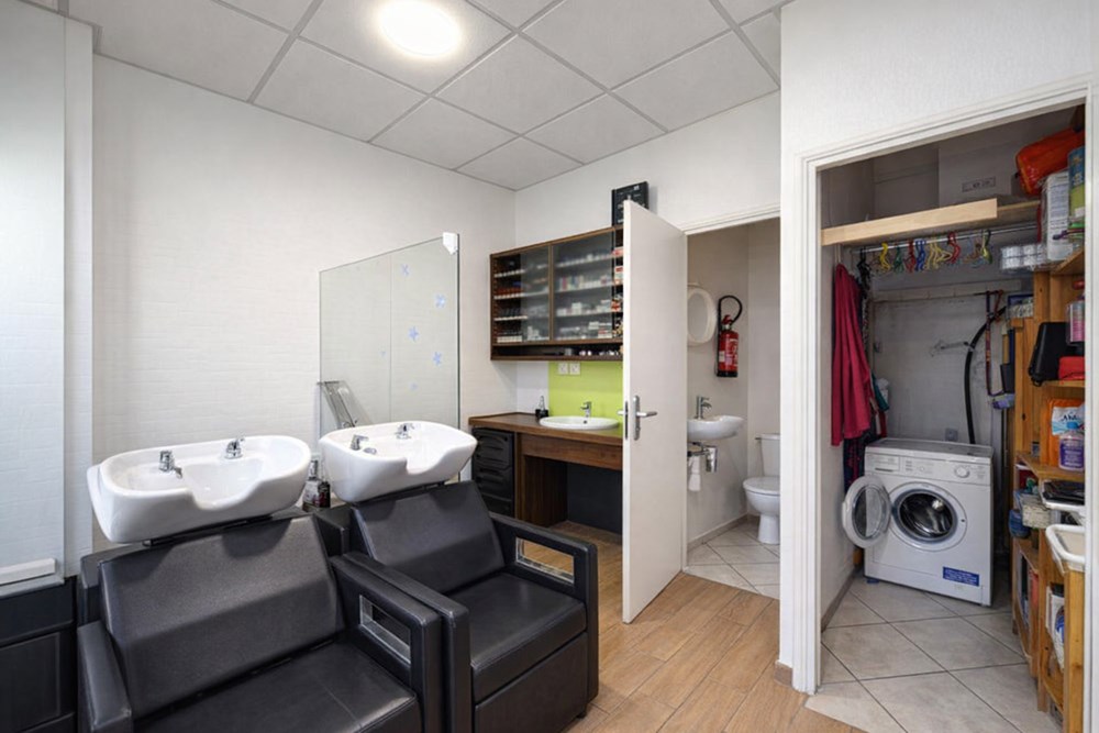 SALON DE COIFFURE MIXTE DE 37 M2 - 6 POSTES DE COIFFAGE - 2 BACS DE LAVAGE - 1 WC - BUANDERIE - DPE D - CHAUFFAGE ELECTRIQUE photo 5