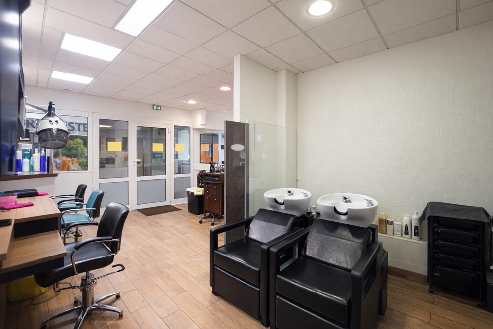 SALON DE COIFFURE MIXTE DE 37 M2 - 6 POSTES DE COIFFAGE - 2 BACS DE LAVAGE - 1 WC - BUANDERIE - DPE D - CHAUFFAGE ELECTRIQUE photo 4