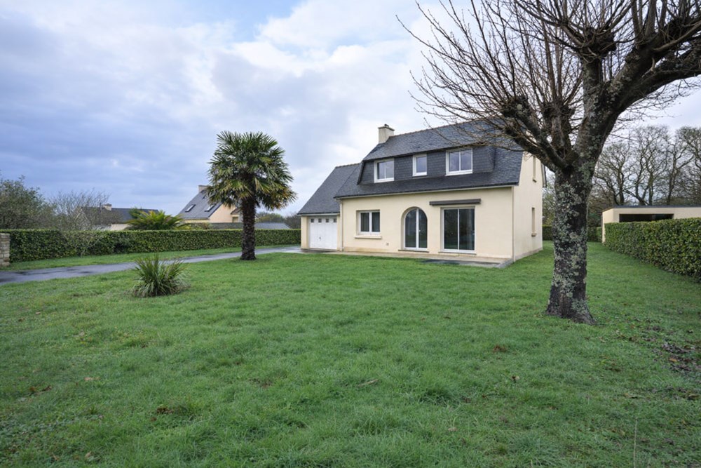 MAISON INDIVIDUELLE DE 133 M2 - 5 CHAMBRES - GARAGE - TERRAIN DE 950 M2 - FENETRES PVC - RAVALEMENT 2024 - DPE D - COMBLES ISOLEES -