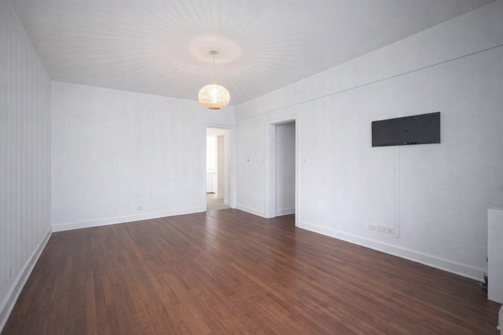 APPARTEMENT - RUE DE LA REPUBLIQUE - T3 - 2 CHAMBRES - IDEALEMENT SITUE - 1ER ETAGE - CAVE. photo 2