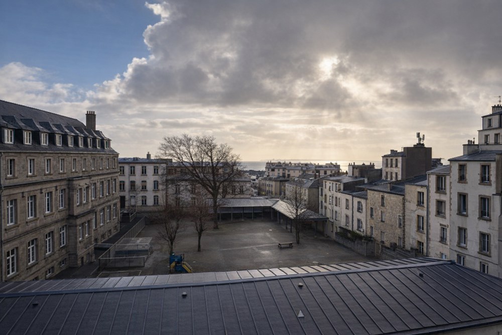 APPARTEMENT - T2 - 1 CHAMBRE - DERNIER ETAGE - DALLE BETON - VUE MER - IDEALEMENT SITUE.