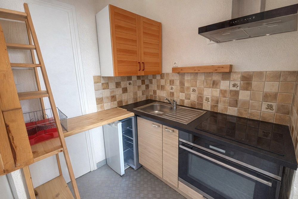 APPARTEMENT - T2 - 1 CHAMBRE - DERNIER ETAGE - DALLE BETON - VUE MER - IDEALEMENT SITUE. photo 5