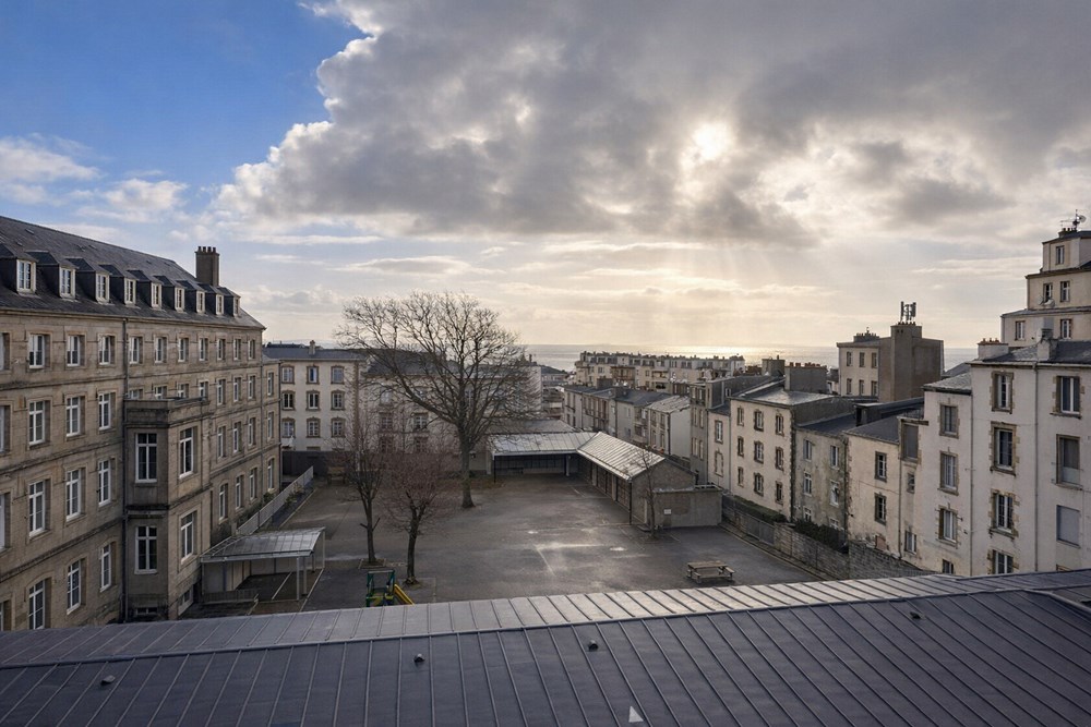 APPARTEMENT - T2 - 1 CHAMBRE - DERNIER ETAGE - DALLE BETON - VUE MER - IDEALEMENT SITUE.