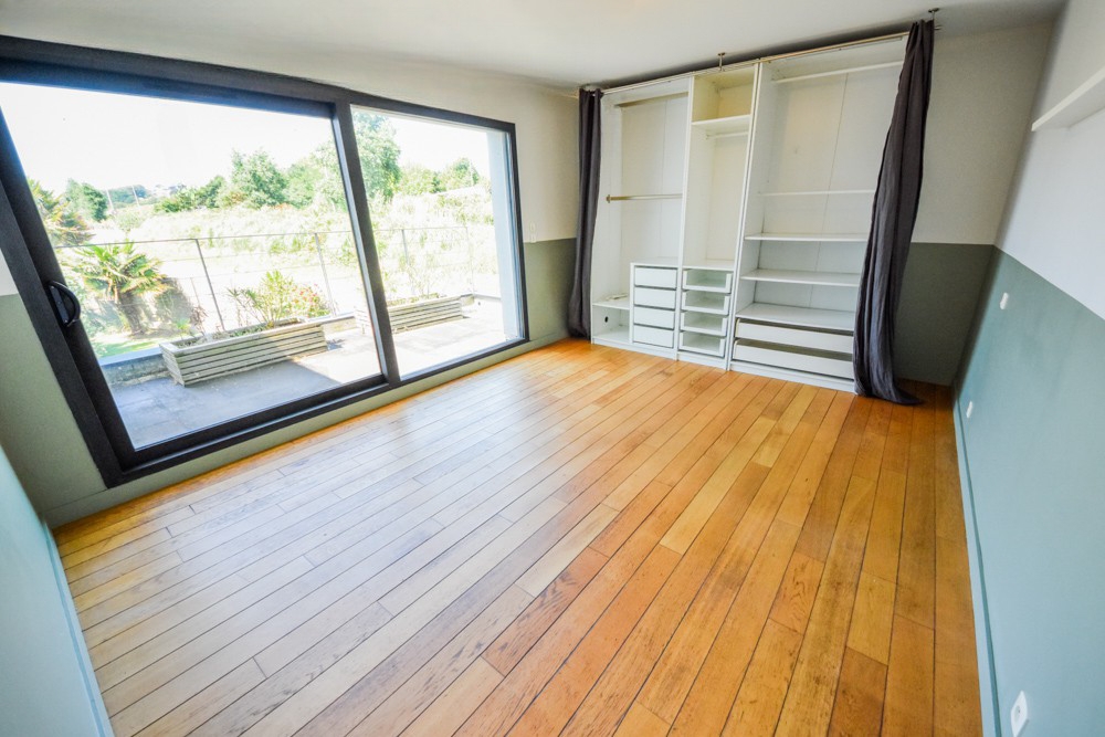 MAISON RECENTE DE 2007 T6 153M² - 3 CHAMBRES - SOUS-SOL INTEGRAL - PISCINE - JACUZZI - BELLES PRESTATIONS photo 5