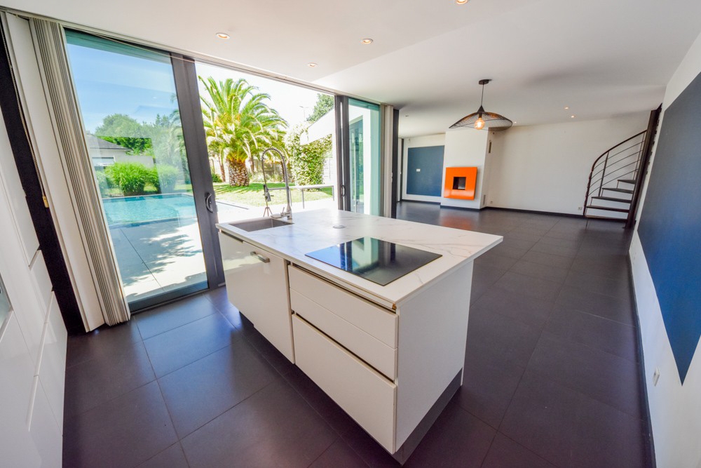 MAISON RECENTE DE 2007 T6 153M² - 3 CHAMBRES - SOUS-SOL INTEGRAL - PISCINE - JACUZZI - BELLES PRESTATIONS photo 2