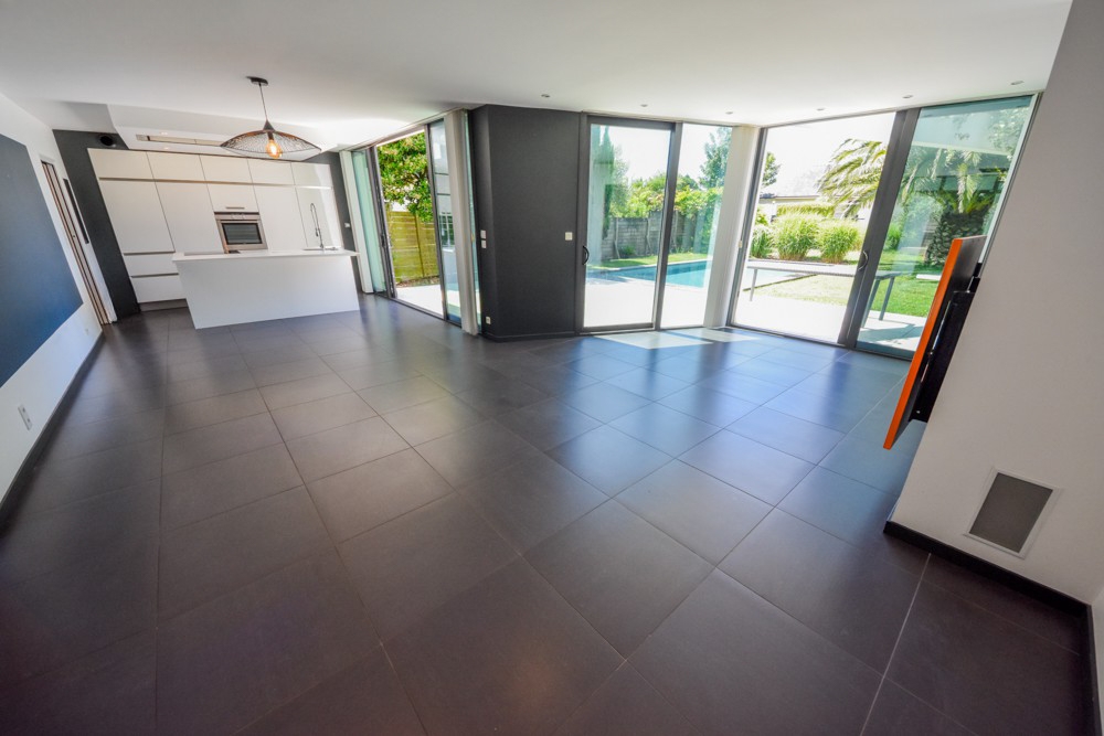 MAISON RECENTE DE 2007 T6 153M² - 3 CHAMBRES - SOUS-SOL INTEGRAL - PISCINE - JACUZZI - BELLES PRESTATIONS photo 4