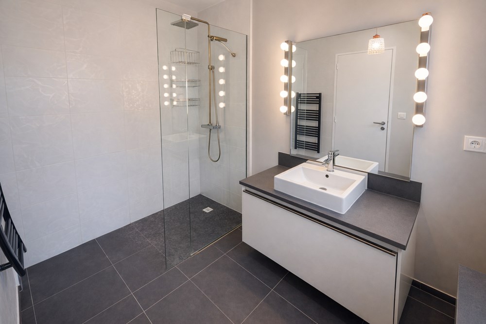 MAISON RECENTE DE 2007 T6 153M² - 3 CHAMBRES - SOUS-SOL INTEGRAL - PISCINE - JACUZZI - BELLES PRESTATIONS photo 5