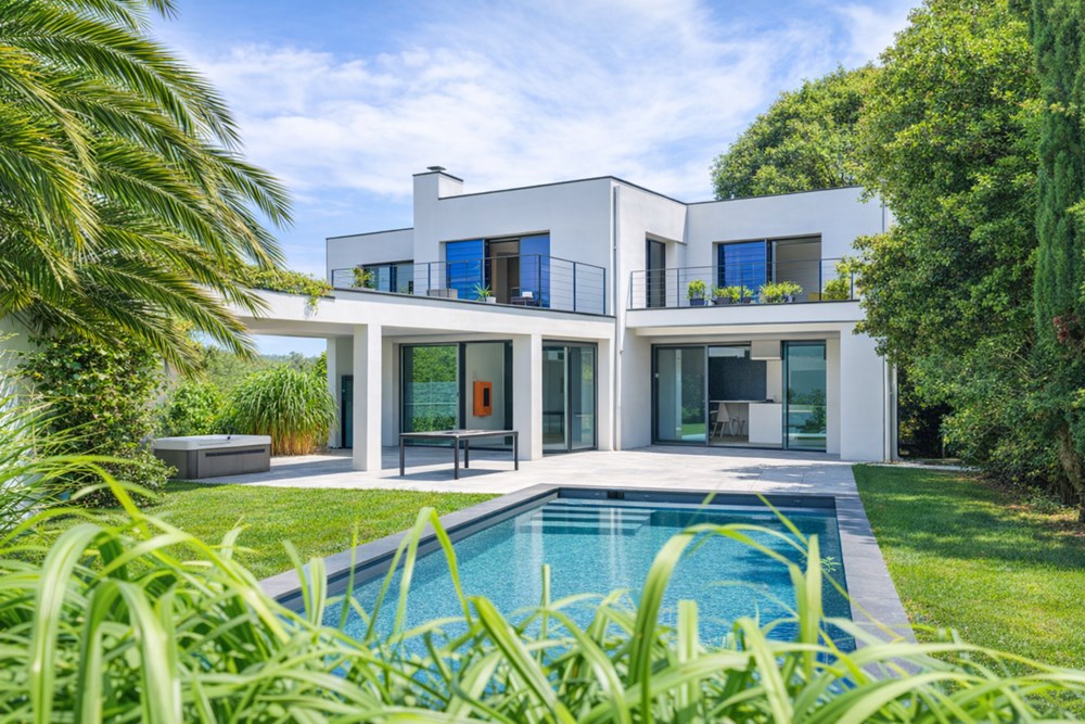 MAISON RECENTE DE 2007 T6 153M² - 3 CHAMBRES - SOUS-SOL INTEGRAL - PISCINE - JACUZZI - BELLES PRESTATIONS