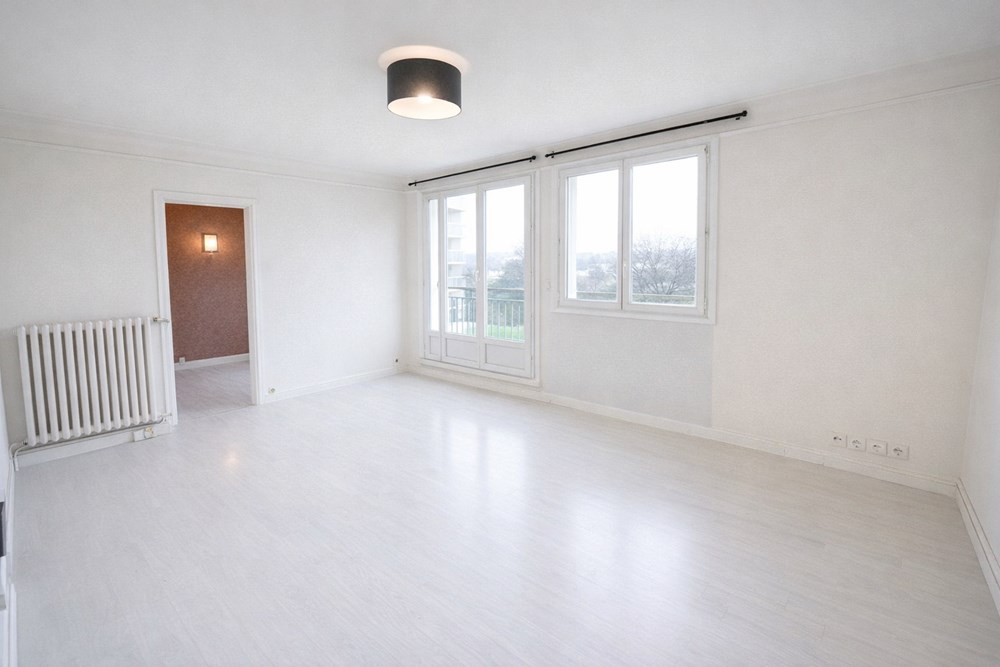APPARTEMENT T4 83M² RDC SURELEVE - 3 CHAMBRES - DALLE BETON - CAVE 15M² - BEAU POTENTIEL