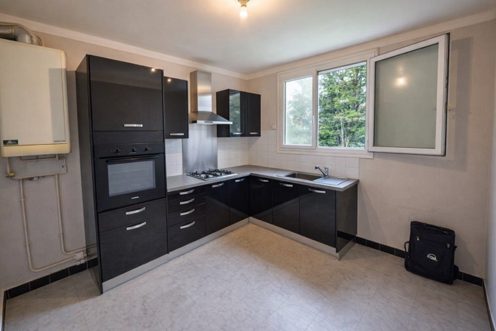 APPARTEMENT T4 83M² RDC SURELEVE - 3 CHAMBRES - DALLE BETON - CAVE 15M² - BEAU POTENTIEL photo 2