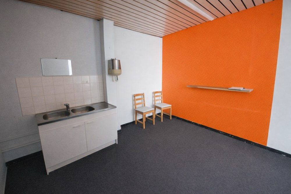 LOCAL LIBRE AVEC EXCELLENTE VISIBILITE 39M² - STATIONNEMENT GRATUIT PROCHE - BELLE OPPORTUNITE photo 2