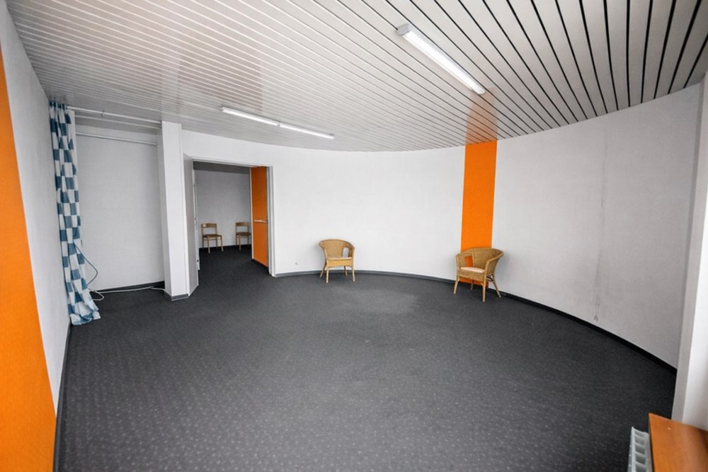 LOCAL LIBRE AVEC EXCELLENTE VISIBILITE 39M² - STATIONNEMENT GRATUIT PROCHE - BELLE OPPORTUNITE photo 3