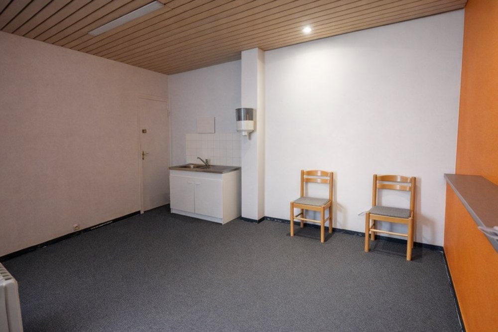 LOCAL LIBRE AVEC EXCELLENTE VISIBILITE 39M² - STATIONNEMENT GRATUIT PROCHE - BELLE OPPORTUNITE photo 4