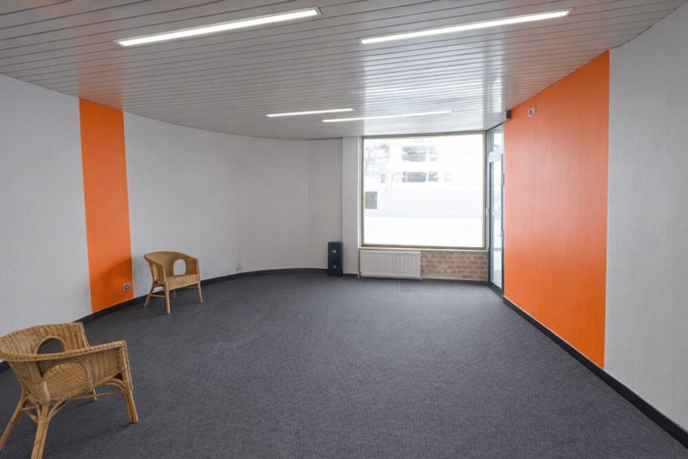 LOCAL LIBRE AVEC EXCELLENTE VISIBILITE 39M² - STATIONNEMENT GRATUIT PROCHE - BELLE OPPORTUNITE