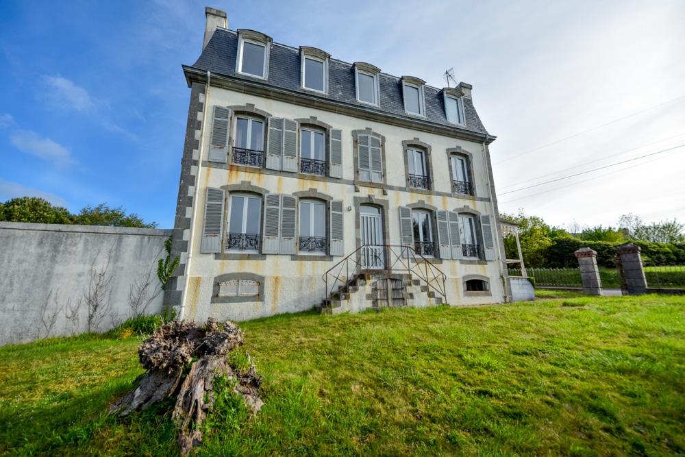 IMMEUBLE D'INVESTISSEMENT 3 ETAGES - 6 APPARTEMENTS AVEC UN GARAGE SUR TERRAIN DE 676M²