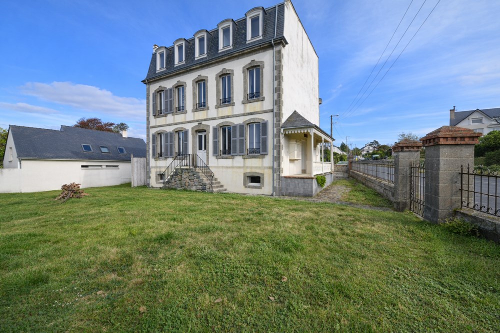 IMMEUBLE D'INVESTISSEMENT 3 ETAGES - 6 APPARTEMENTS AVEC UN GARAGE SUR TERRAIN DE 676M²