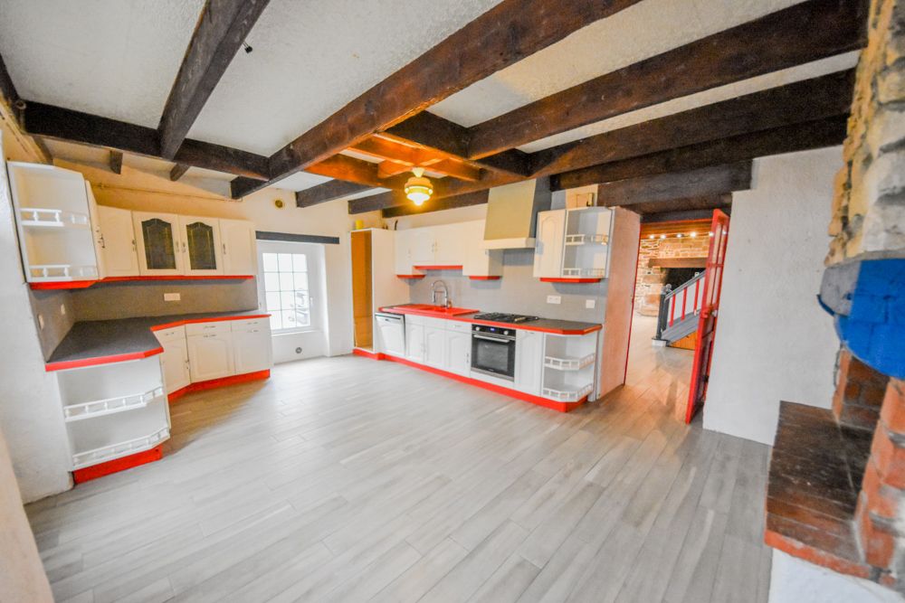 BIEN D'EXCEPTION DE 1860 AU CENTRE DE LA VILLE MEDIEVALE - 4 CHAMBRES - 2 ATELIERS SUR TERRAIN CLOS DE 155M² photo 2