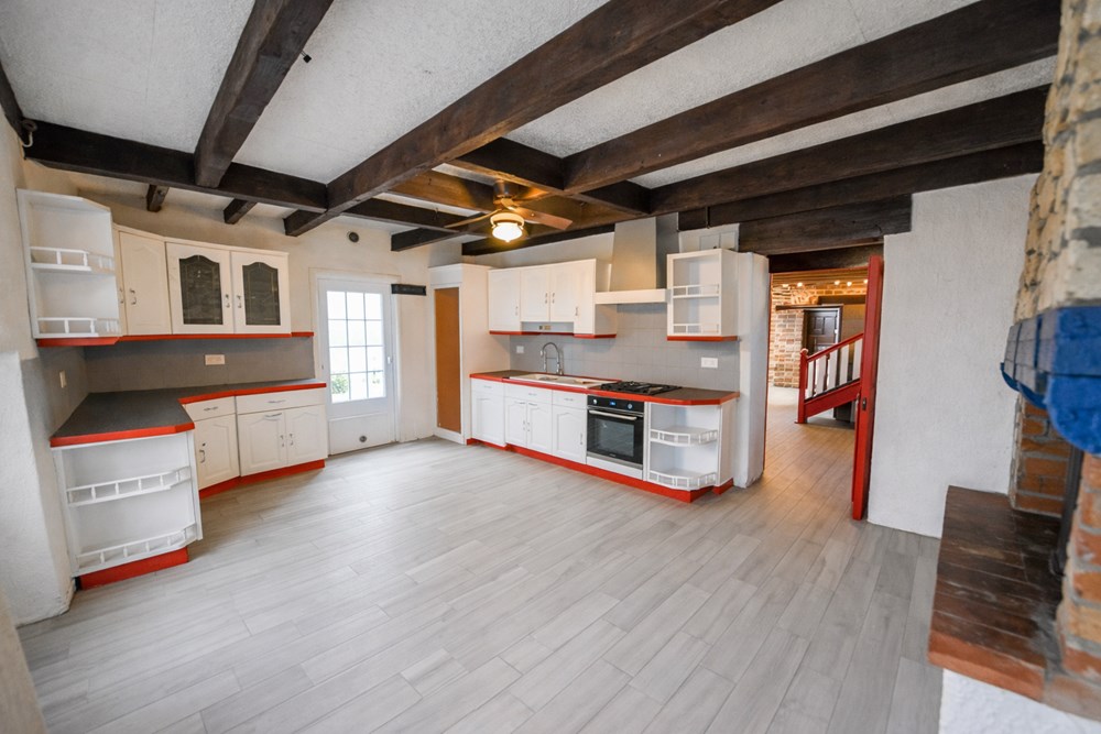 BIEN D'EXCEPTION DE 1860 AU CENTRE DE LA VILLE MEDIEVALE - 4 CHAMBRES - 2 ATELIERS SUR TERRAIN CLOS DE 155M² photo 4
