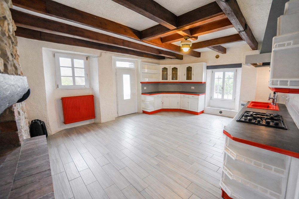 BIEN D'EXCEPTION DE 1860 AU CENTRE DE LA VILLE MEDIEVALE - 4 CHAMBRES - 2 ATELIERS SUR TERRAIN CLOS DE 155M²