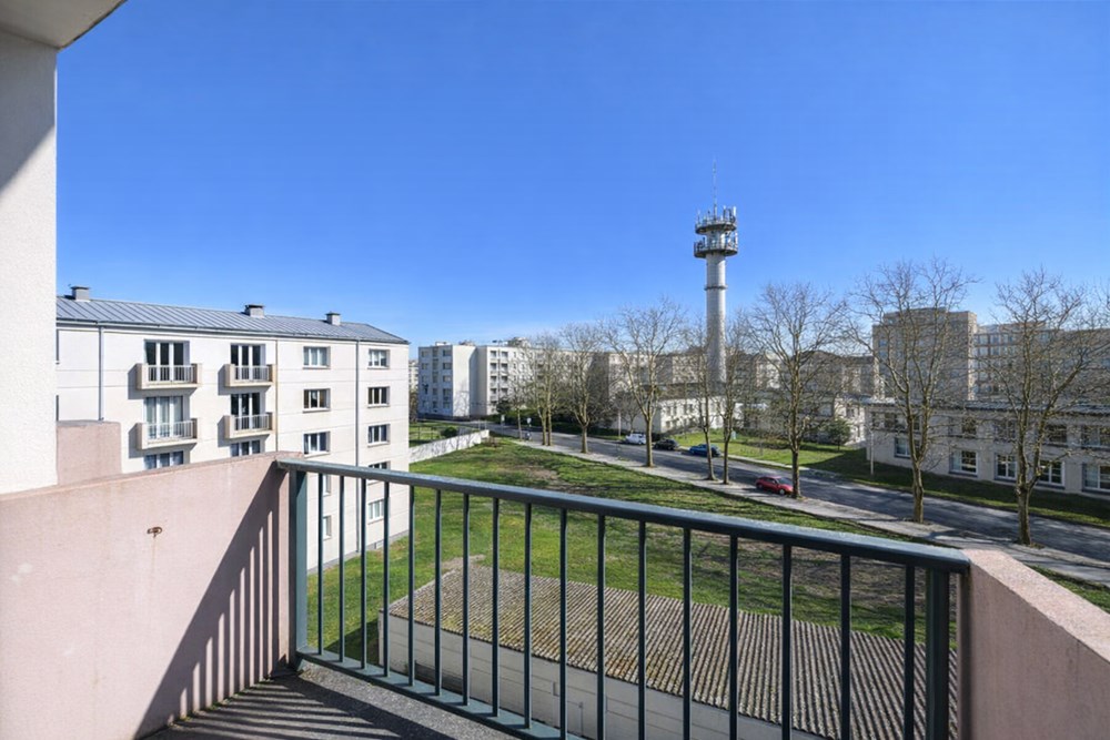 APPARTEMENT DE 73 M2 - SANS TRAVAUX - DERNIER ETAGE - 3 CHAMBRES - DALLE BETON - CHAUFFAGE ELECTRIQUE - FAIBLES CHARGES - CAVE
