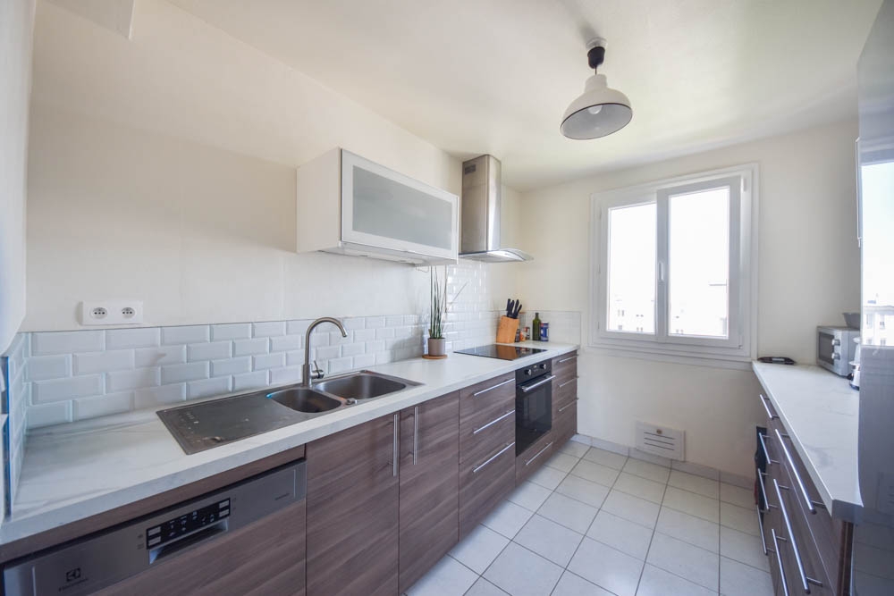 APPARTEMENT DE 73 M2 - SANS TRAVAUX - DERNIER ETAGE - 3 CHAMBRES - DALLE BETON - CHAUFFAGE ELECTRIQUE - FAIBLES CHARGES - CAVE photo 3