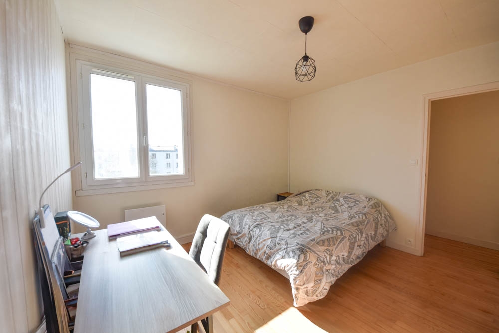 APPARTEMENT DE 73 M2 - SANS TRAVAUX - DERNIER ETAGE - 3 CHAMBRES - DALLE BETON - CHAUFFAGE ELECTRIQUE - FAIBLES CHARGES - CAVE photo 4