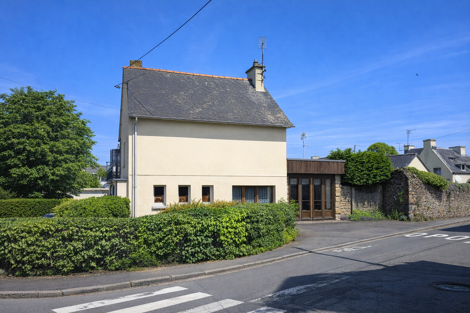 MAISON T4 DE 90M² AVEC HANGAR (40M²) GARAGE (17M²) PARKING (2/3 VOITURES) - TERRAIN CLOS DE +450M² - ACTIVITES COMMERCIALES A ETUDIER photo 2