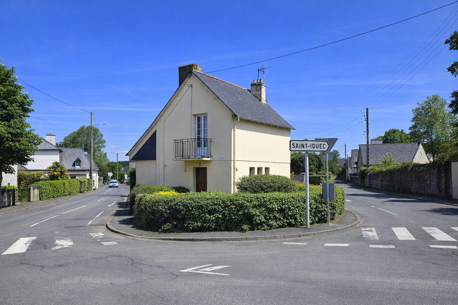 MAISON T4 DE 90M² AVEC HANGAR (40M²) GARAGE (17M²) PARKING (2/3 VOITURES) - TERRAIN CLOS DE +450M² - ACTIVITES COMMERCIALES A ETUDIER