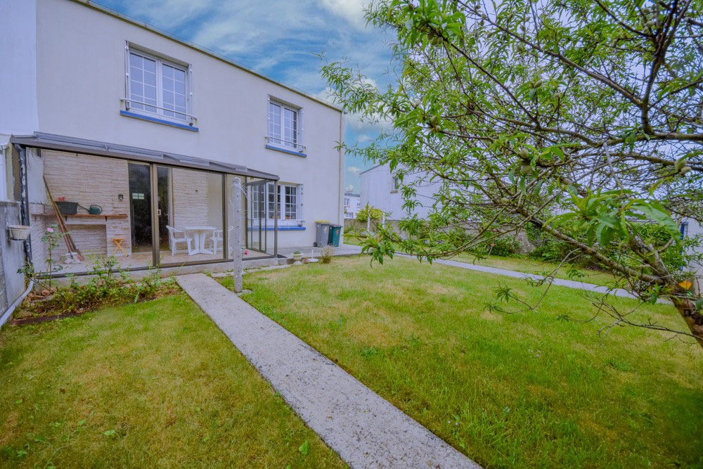 MAISON DE VILLE T6 - 4 CHAMBRES - BEAU POTENTIEL - GARAGE SUR TERRAIN CLOS DE 365M²