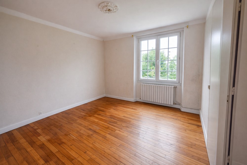 MAISON DE VILLE T6 - 4 CHAMBRES - BEAU POTENTIEL - GARAGE SUR TERRAIN CLOS DE 365M² photo 4